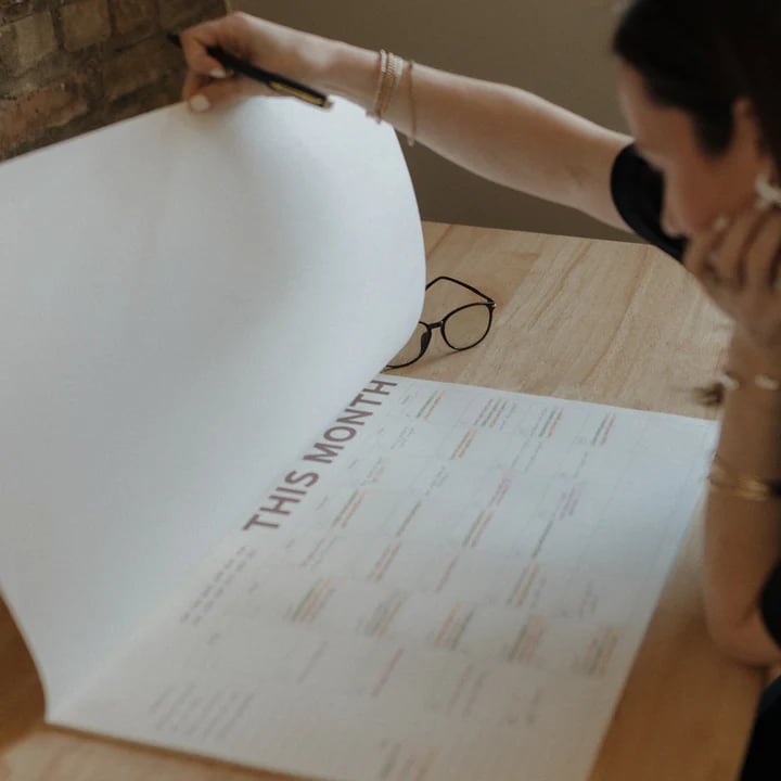 《Undated Large-Size Monthly Calendar 📅: 12 Tear-Away Pages to Ditch "Date Constraints" in Scheduling》